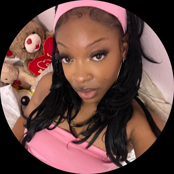Poshmark profile picture for @cubicle